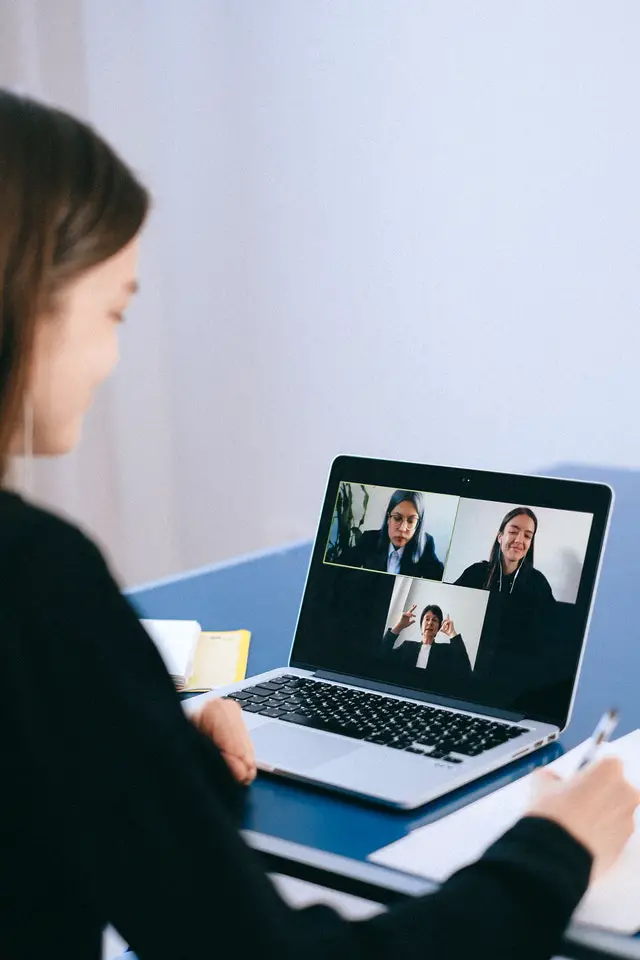 Can teachers see your screen on zoom & Google meet?