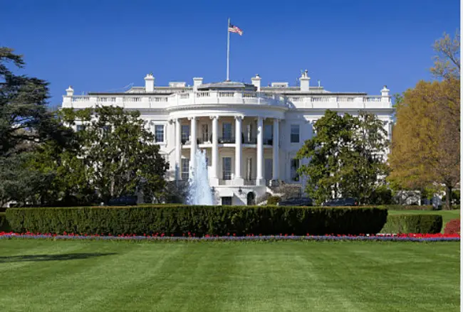 How Many Bedrooms And Bathrooms Are In The White House