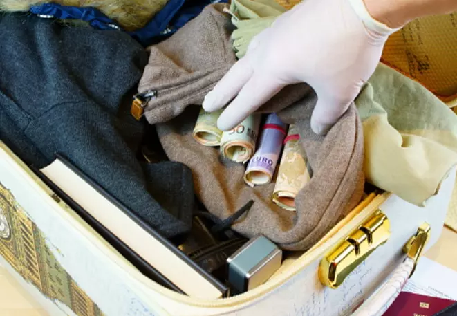 How to Transport Money Through Airport Security