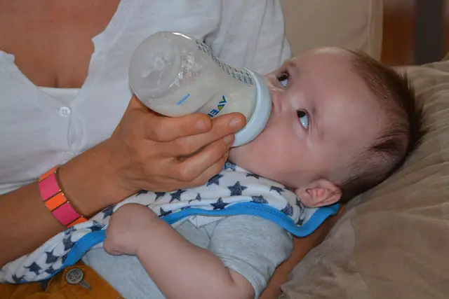 How Many Baby Bottles Do I Need If Breastfeeding? 